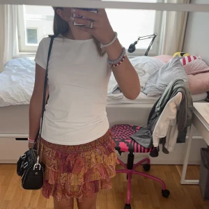 Zara kjol - Intressekoll på min populära zara kjol som inte säljs längre. Endast andvänd 1 gång❤️köp direkt för 450kr!!! pris kan diskuteras 