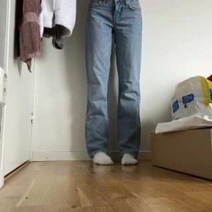 Jeans - Blåa lågmidjade jeans!