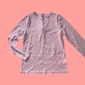 Långärmad tröja  - Vanlig tröja i färgen rosa. Den har tyvärr några orange fläckar som man kan se på sista bilden. 