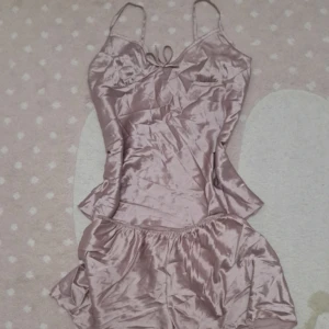 Pyjamas - Pyjamas som ser lyxig ut, köpt på plick men tyvärr för stor för mig. Storlek L men passar M oxå! Köparen står för frakt 💓