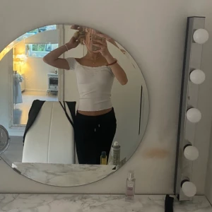 Vit topp - Super gullig off shoulder topp, Nästan aldrig använd, strl Xxs men sitter mer som en Xs🤌❤️‍🔥