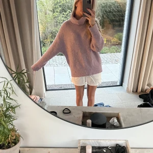 Stickad tröja - Lila Stickad oversized tröja som e så fin till sommaren!!  