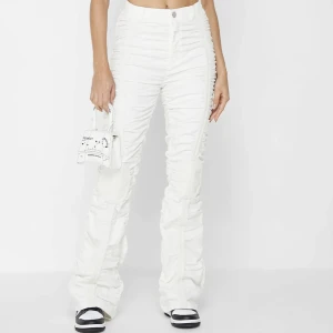 Ruched Pants / Rynkiga byxor - Jättefina byxor perfekta till sommaren! Skulle säga att de passar strlk 36-38 då de har väldigt mycket strech + går att justera midjan. Pris kan diskuteras vid snabb affär ❤️ Helt oanvända, lappar sitter fortfarande kvar. orginalpris ca 1200kr