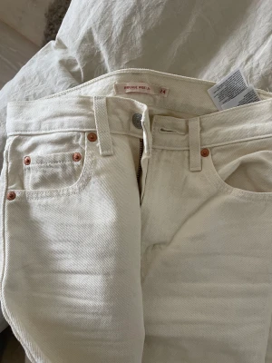Levis jeans  - Krämvita Levis Jeans i strl.24. Raka ribcage. Använda 1 gång men säljer pga. För små. 