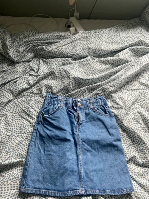 Blå jeans kjol - Säljer en blå jeans kjol för 75kr storlek 146,152 från Lindex köpt förra året men bara använt 2 gånger.