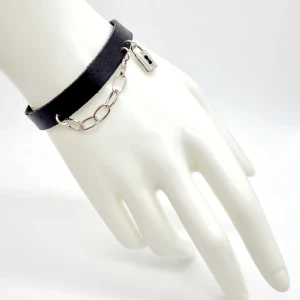 Handgjort armband  - Handgjort armband och exklusiv design. Gjord i bra kvalitet ●Material-zinklegeringar, rostfritt stål, naturligt läder. Nickel fri. Armbandslängd: 16cm 