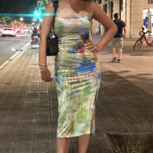 Somrig klänning 🫧🦋 - Köpt i Barcelona på bershka i somras. Använd 2 gånger. Inga slitningar eller tecken på användning. 💖