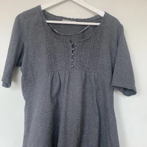 Grå blus - Super söt grå blus med knappar! Aldrig använd och är i super bra skick❤️skirv för fler bilder