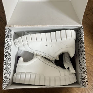 Eytys Odessa - Helt oanvända Eytys modell Odessa storlek 39!! Kommer i orginalförpackning med snöre och dust bag. Nypris 1800kr, pris kan diskuteras💕