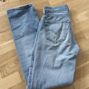 Vintage Levis 501 - Vintage Levis 501or! Passar mig som är 173 och har S i byxor. Ganska slitna (håliga vilket syns på bilden). Sitter så fint på! 