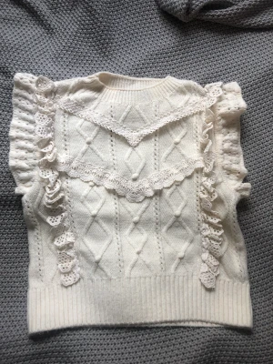 Mango topp - En vacker stickad blus från Mango, säljer på grund av att den inte kommer till användning. Kommer ej ihåg nypris men säljer för 200kr eftersom den är i mycket bra skick💕 FRAKT INGÅR!!! (skriv för fler bilder)