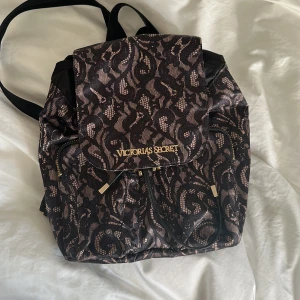 Väska  - Säljer denna fina vicroria’s secret ryggsäcken. Använd två gånger så i väldigt bra skick!! Superfin till sommaren:) 