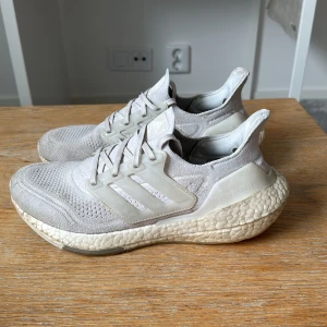 Adidas Ultraboost 21 - Väldigt bra skicka bara att de är lite smutsiga. Box Följer med!