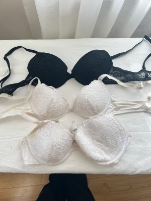 Bh - Olika storlekar, svarta och vita är är 70A svart push-up, den längst ner är 85A. Tvättas innan det skickas. 60kr/st 