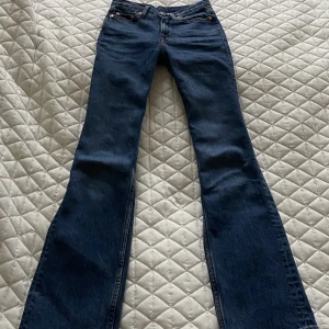 Twig jeans!! 23,30!! - Säljer nu dessa populära jeansen från weekday i modellen Twig!! 💓Storlek 23,30 men borde passa någon som vanligtvis har 24! Toppen skick! Nypriset var 500kr eller 600kr!❣️❣️Mid/ Lågmidjade!