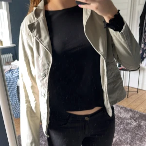 Beige vårjacka - Säljer helt ny beige jacka. Aldrig använd. Snygga detaljer ❤️‍🔥storlek 40, mer som en 36a. 