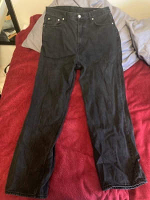 Weekday jeans galaxy - Ett par weekday jeans i modellen galaxy. Storlek 30/32 och har inga defekter🌟