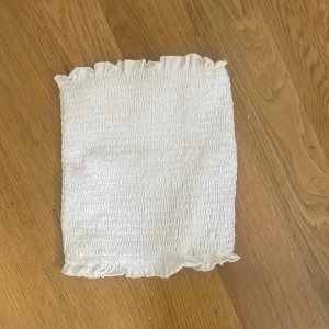 Vit tubtop - Säljer en vit tubtop från bikbok. Köpte förra året för 249kr, tror inte den finns kvar❤️jättefin till sommaren när man är brun!❤️pris kan diskuteras!!