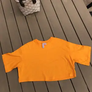 Jag säljer en mig orange t-shirt för att den bara använts en gång när den var ny.✨ Mins inte riktigt org priset med tror någon stans mellan 100 och 200. Den går några cm över naveln på mig och jag är 154. 