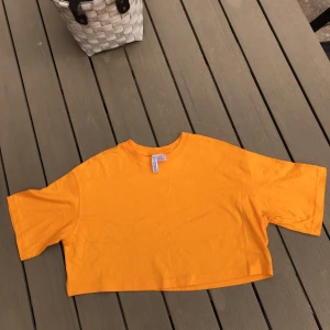 Orange luftig t-shirt - Jag säljer en mig orange t-shirt för att den bara använts en gång när den var ny.✨ Mins inte riktigt org priset med tror någon stans mellan 100 och 200. Den går några cm över naveln på mig och jag är 154. 