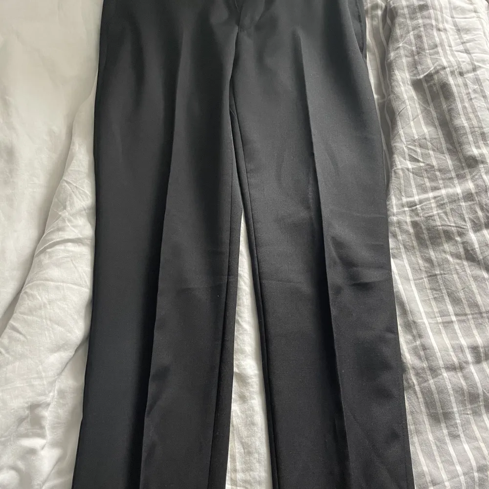 Herrstorlek slim fit 31/30 Nypris 600kr dressman Använda 1 gång för ca 1 år sedan Säljer för 350kr. Jeans & Byxor.