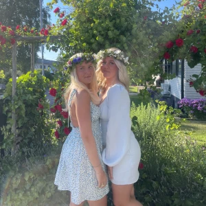 Klänning - Ljusblå jätte fin sommarklänning, säljer denna klänning som endast är använd på midsommar, jätte fräsch färg och sitter perfekt💓