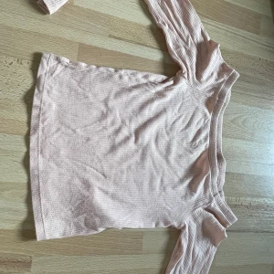 Off shoulder tröja - Skriv om du är intresserad så kan vi diskutera pris, frakt och så vidare😊 Bara att skriva om du vill ha fler bilder