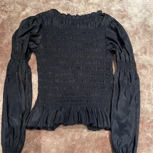 Svart - Svart blus från Gina tricot 