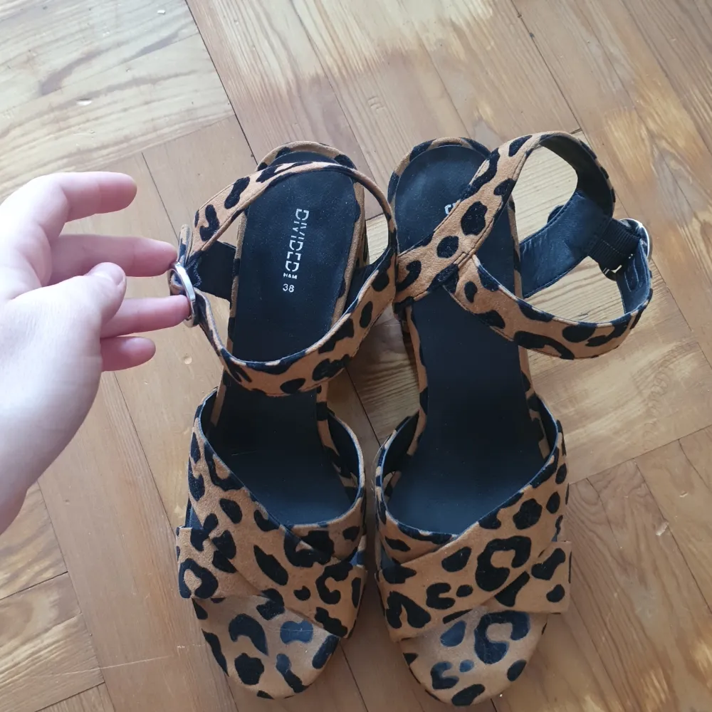 Worn 2 times  ♡ Comfy Size 38 Easy to walk in and stable  Suede Cheetah print . Skor.