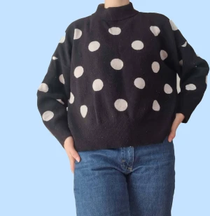 Prickig tröja - Superfin tvart tröja med prickar. Lappen finns inte kvar så vet inte storlek men gissar S/M. Jag som har på den är 170cm lång och bär vanligtvis storlek S/36