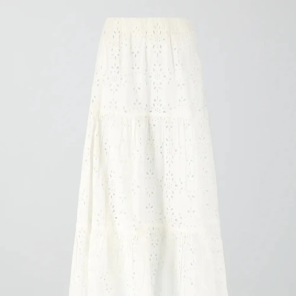 Säljer min vita långkjol från Gina tricot som är helt slutsåld överallt. Den är i storlek L men passar bra i midjan på mig som brukar ha S eftersom att det är resår där uppe! 💕. Kjolar.
