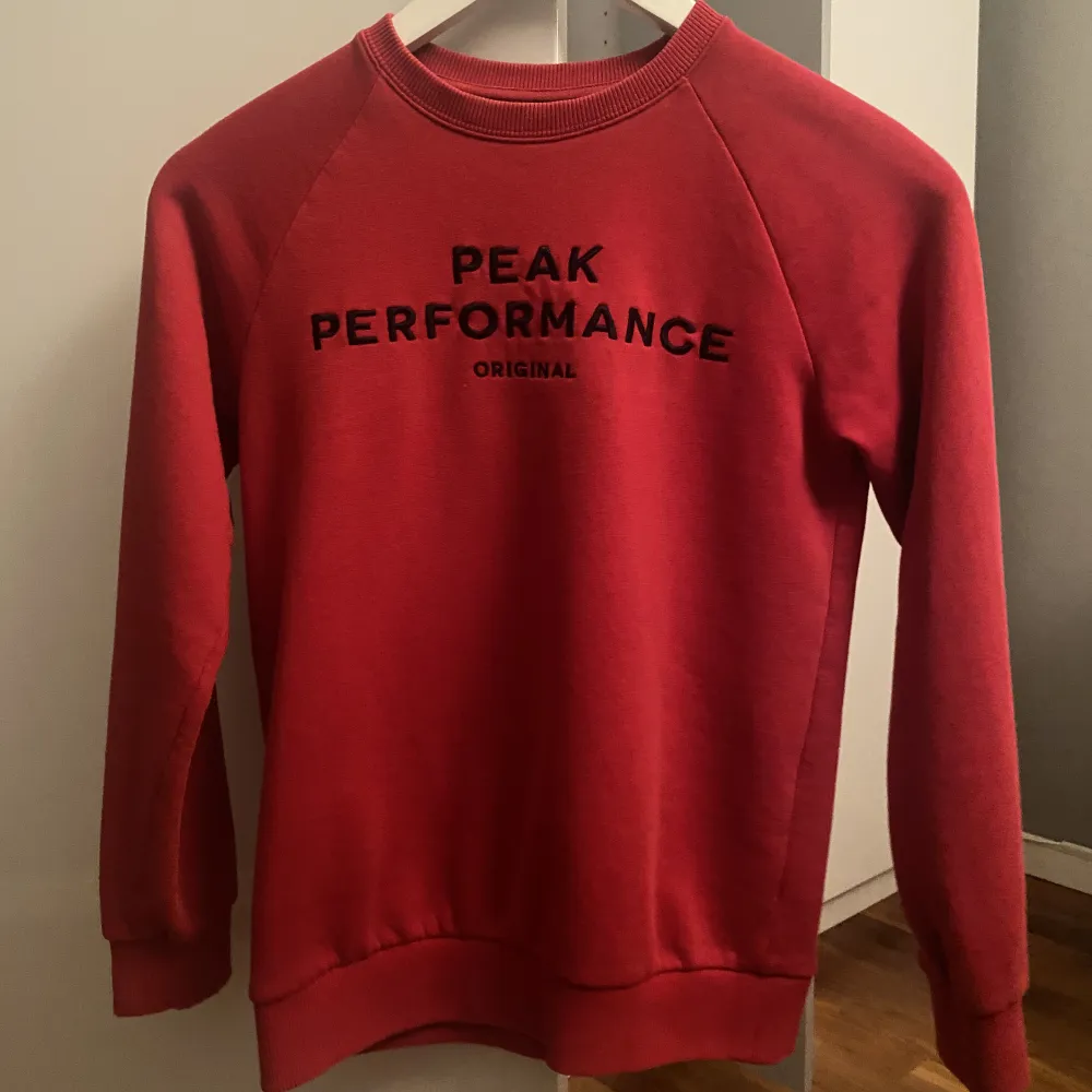 En fin röd peak performance tröja som har använts fåtal gånger, bra skick. Köpt något år sedan och är köpt från kidsbrandstore. Nypris 649kr. Tröjor & Koftor.