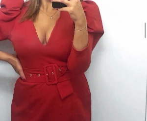 Röd klänning - Röd klänning, använd endast ett par timmar. Som i nyskick.