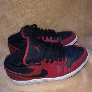 Jordan 1 low gym red - Att par Jordan 1 som är 6/10 i skick den har gått sönder lite där fram och där bak men den har inte gått sönder något vid hälen. Skosnören är ganska slitna men går att andvända. Skriv till mig om ni vill ha mer bilder eller något annat. 