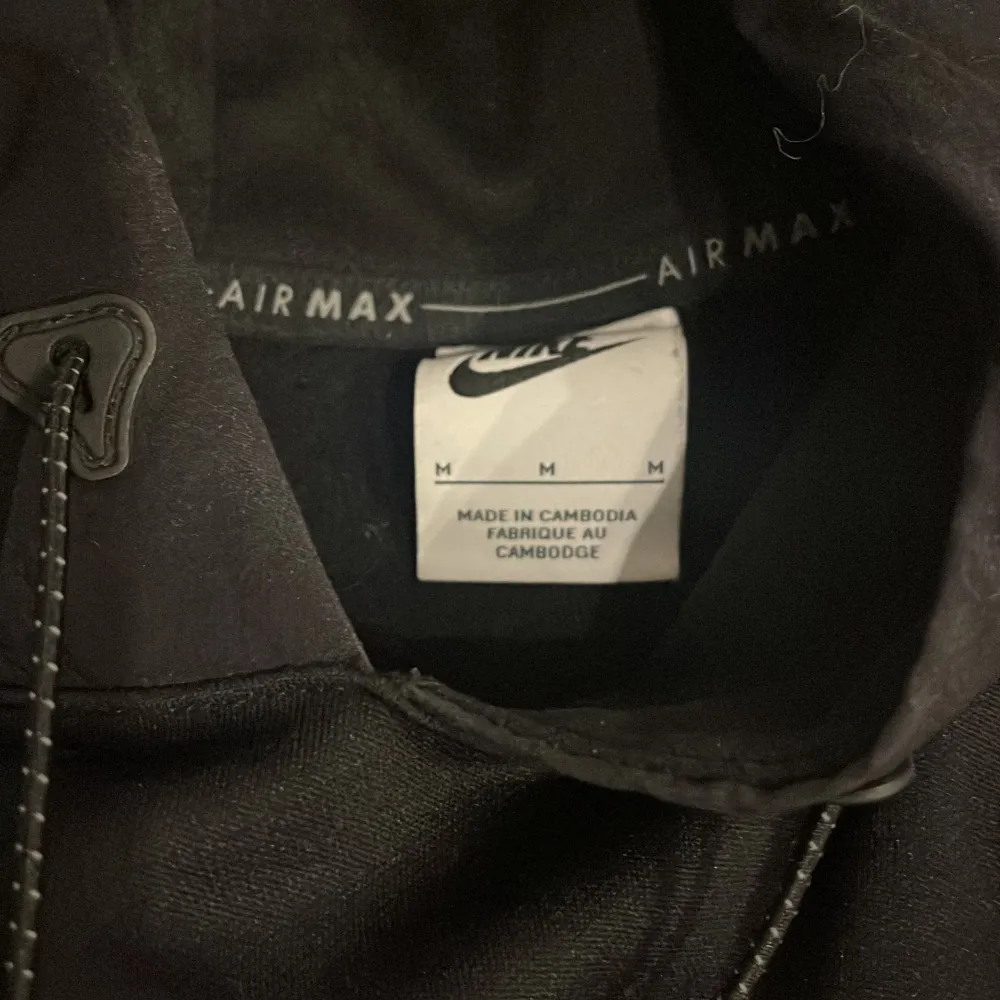 Nike airmax hoodie reflektiv text använd ett par gånger. Pris kan diskuteras. Org. Pris, 1049kr. Hoodies.