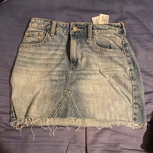Kjol - Kort jeanskjol. Knappt använd och i väldigt bra skick. Säljes pga blev för liten för mig väldigt fort. Storleken är W24 