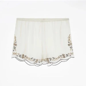 ZARA broderade shorts  - lägger ut igen pga av oseriös köpare!  Säljer dessa superfina somriga shorts från zara!  Har prislappen kvar och är aldrig ens testade!  Shortsen är broderade och super sköna och perfekt för sommaren! 
