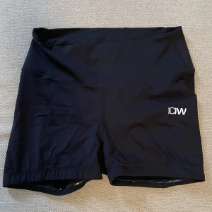 Scrunch Shorts - Svarta scrunch tights från ICIW i modellen ”Scrunch V-shape Shorts”.  Endast provad så helt ny! Nypris 499kr.  Köparen står för frakten.  Har du några frågor är det bara att höra av sig🤩  // Klara Johansson