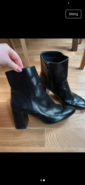 Boots  - I fejkskinn från Behrska, bra skick. 