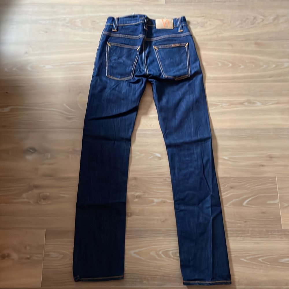 De här Nudie jeansen är bara använda 1-2 gånger. Fint skick som vanligt. . Jeans & Byxor.