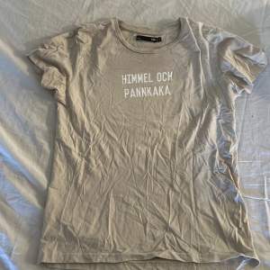 En t-shirt med tryck ”himmel och pannkaka” Mycket bra skick, storlek m men passar en S