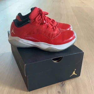  AIR JORDAN 11 CMFY LOW (GS) - Basketskor i mycket bra skick. 