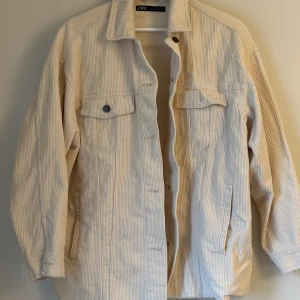 Zara jacka  - Ljusare färg än på bilden, Manchester tyg