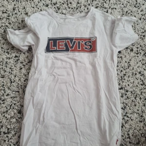 Lives tshirt - Hel säljer en vit tshirt från lives