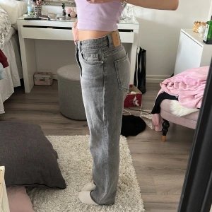Jeans - Grå jeans från only med slitningar nertill. Storlek 30/34. Knappt använda 