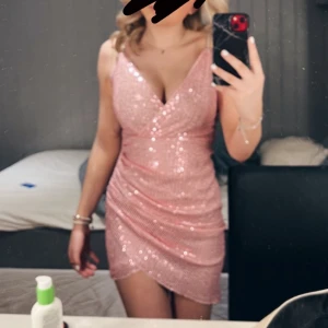 Festklänning  - Säljer denna rosa festklänningen i st XS som endast är använd en gång⭐️ 