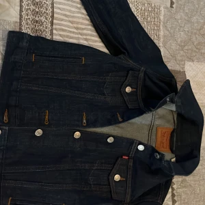 Levis Jeans jacka  - Levis jacka, nyskick, använd ksk 1-2 ggr, inte direkt min stil längre ☺️Pris kan diskuteras vid snabb affär!