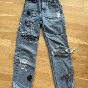 Jeans från bershka med tryck på! Hög-mid rised💞