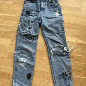 Bershka jeans - Jeans från bershka med tryck på! Hög-mid rised💞