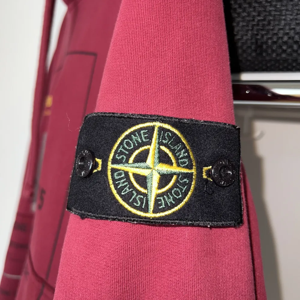 Hoodie från Stone Island med reflektivt tryck. Storlek: M Skick: 7/10. Hoodies.